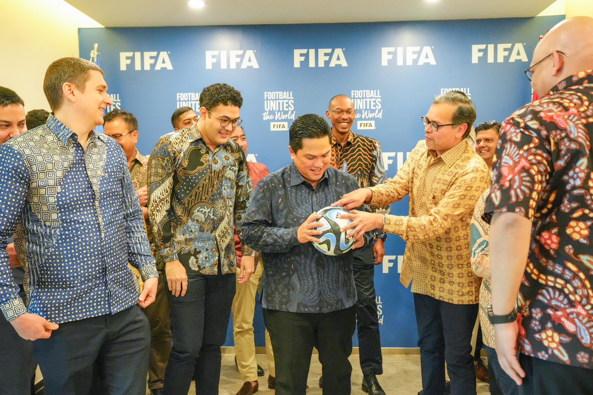 Chủ tịch PSSI, tỉ phú Erik Thohir gặp gỡ các quan chức FIFA để phát triển bóng đá Indonesia